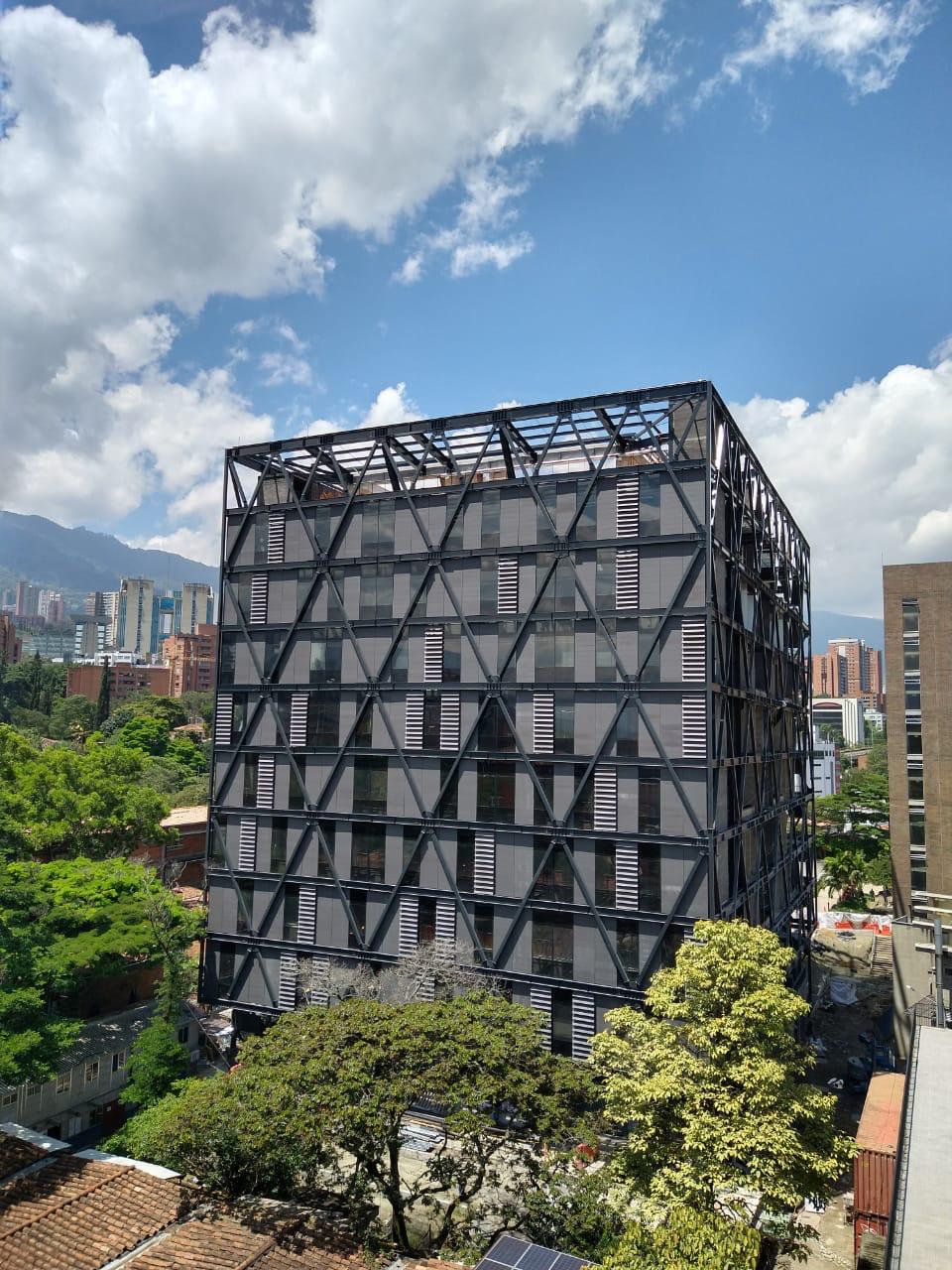Ubicado en el vibrante corazón académico de Medellín, el Edificio de Ciencias de la Universidad EAFIT es un icono de innovación arquitectónica y sostenibilidad. Con su estructura de acero distintiva y paneles ajustables, este edificio no solo es un centro para la educación avanzada sino también un modelo de eficiencia energética y diseño adaptable. Las fachadas dinámicas permiten un control óptimo de la luz y la temperatura, creando un ambiente de aprendizaje ideal mientras se minimiza el impacto ambiental. Este edificio representa la fusión perfecta de estética, funcionalidad y compromiso con el medio ambiente, destacando el enfoque progresista de la universidad hacia la educación moderna.